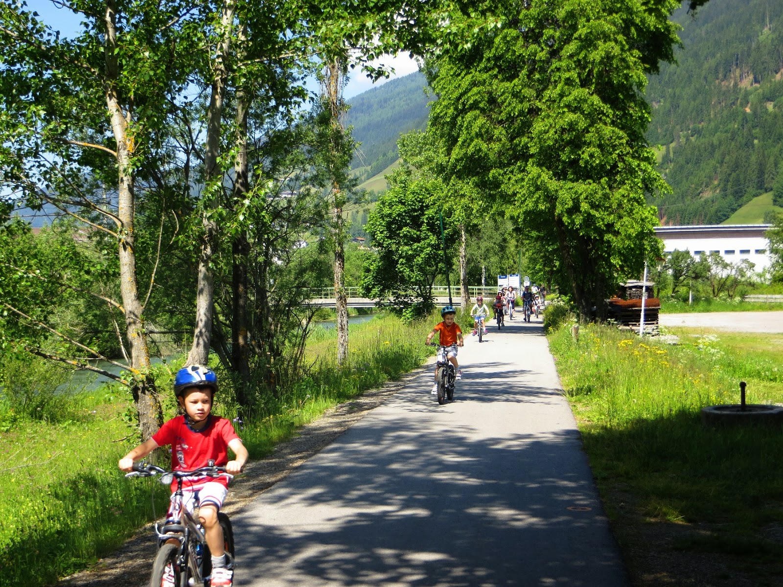 Famiglie in bicicletta lungo la ciclabile della Drava